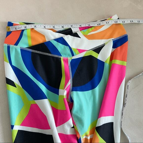 Fabletics Winn Printed PowerHold Capri Size XS Multicolor 90s Barbie Geometric - Picture 4 of 9